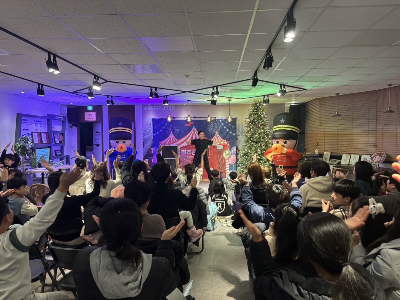 연수구 연수2동 주민자치회는 지난 23일 동 행정복지센터에서 크리스마스 기념 특별 행사인 모두의 크리스마스를 성황리에 열었다